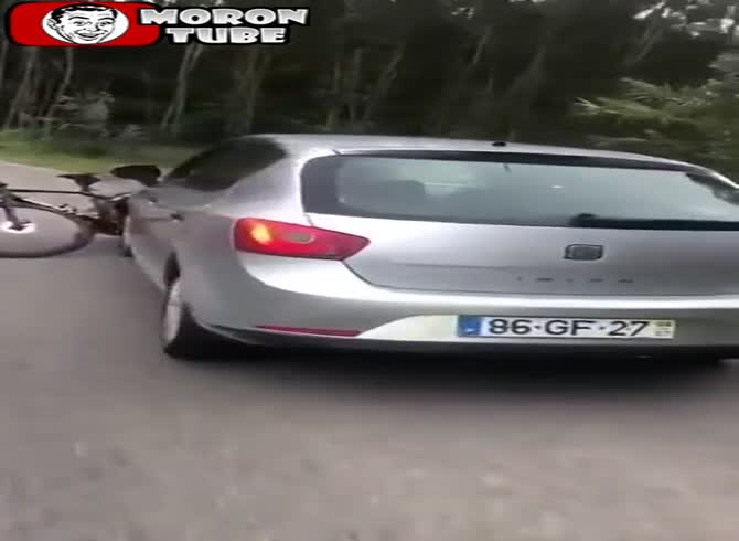 Video :After colliding with a biker, he attempts to escape